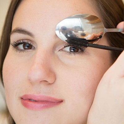 Trước khi dùng mascara, bạn dùng thìa úp lên phần mí mắt trước, để mascara tựa lên trên khi đánh sẽ tránh bị giây lên da rất khó chùi.